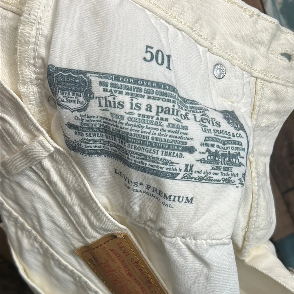 Levi’s 501 24 Stylish Cream Shorts with love design - Picture 15 of 16